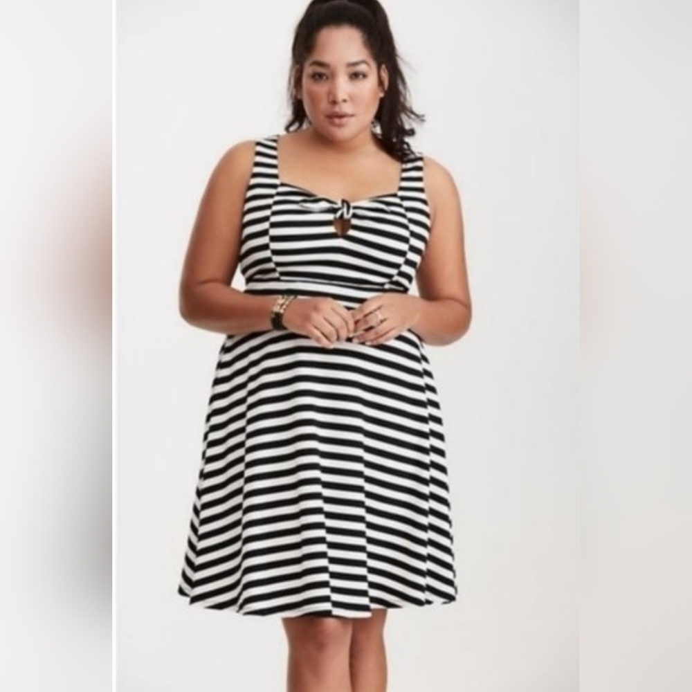 Torrid sz 1 1X Striped tie front keyhole skater dress